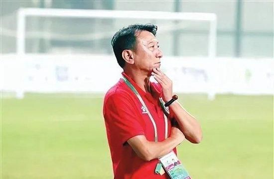 在将东西全部放入汽车后排之后，那销售急忙殷勤的问叶辰：先生，请您加我一个微信吧，咱们以后有什么事情都可以在微信上沟通。